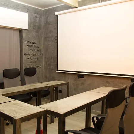 B2in & Office Alojamento de Acomodação e Pequeno-almoço 4*