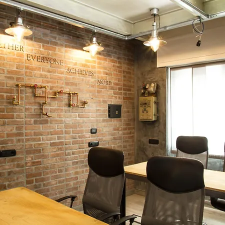 Alojamento de Acomodação e Pequeno-almoço B2in & Office 4*