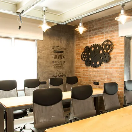 B2in & Office Alojamento de Acomodação e Pequeno-almoço 4*